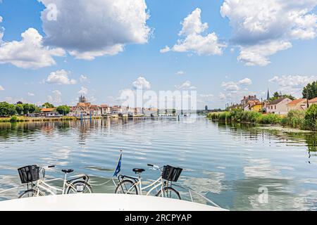 Séjour en bâteau sur la Saône. Vue sur Saint-Jean-de-Losne. Stockfoto