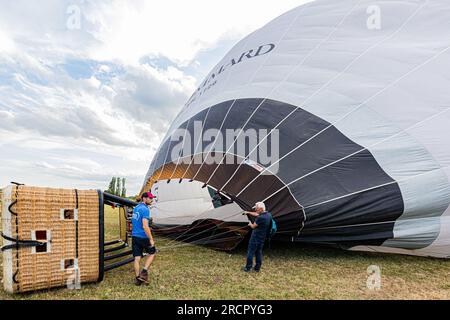 Reportage photos en montgolfière au-dessus de Pommard avec France Montgolfières. Gonflage de la montgolfière. Fotobericht in einem Heißluftballon Stockfoto