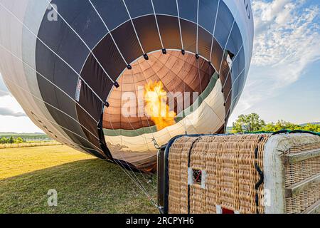 Reportage photos en montgolfière au-dessus de Pommard avec France Montgolfières. Gonflage de la montgolfière. Fotobericht in einem Heißluftballon Stockfoto