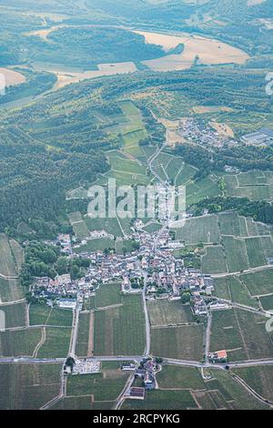 Reportage photos en montgolfière au-dessus de Pommard avec France Montgolfières. Village de Volnay vue de haut. Fotoreportage in einem Heißluftballon Stockfoto