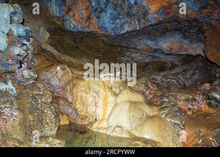 Die natürliche Quelle in der Zoodochos Pigi Höhle - die einzige Süßwasserquelle auf der Insel Santorin. Die Höhle bietet Stalaktiten und Stalagmiten. Stockfoto