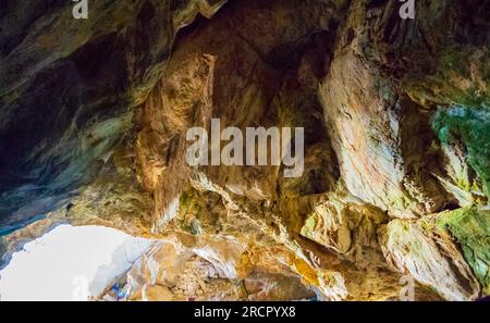 Farbenfrohe Steine der Zoodochos Pigi Höhle. Die natürliche Quelle in der Höhle ist die einzige Süßwasserquelle auf der Insel Santorin.Griechenland Stockfoto