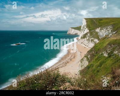 Der Fußweg an der Südwestküste führt vorbei an Durdle Door an der Jurassic Coast bei Lulworth in Dorset, England. Stockfoto