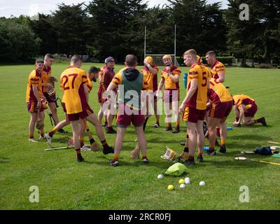 Ein Hurling-Team bereitet sich auf ein Spiel vor. Stockfoto