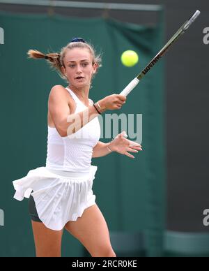 Isabelle Lacy in Aktion gegen Alena Kovackova und Laura Samsonova während des Girls' Doubles Finales am 14. Tag der Wimbledon-Meisterschaft 2023 im All England Lawn Tennis and Croquet Club in Wimbledon. Foto: Sonntag, 16. Juli 2023. Stockfoto