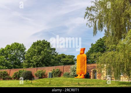 Big Mutter, 2015, Installation im Yorkshire Sculpture Park, Teil der Ausstellung Trap of the Truth des österreichischen Bildhauers Erwin Wurm. Stockfoto