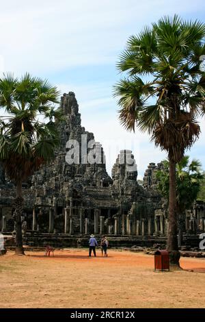 Siem Reap, Kambodscha - April 12 2009: Touristen mit ihrem Reiseleiter gehen in Richtung Angkor Thom. Stockfoto