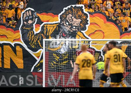 Prag, Tschechische Republik. 16. Juli 2023. Fans des Dynamo Dresden vor dem Freundschaftsspiel am 16. Juli 2023 in Prag, als sie das Freundschaftsspiel Dynamo Dresden um 1:1 spielten. (Kreditbild: © Slavek Ruta/ZUMA Press Wire) NUR REDAKTIONELLE VERWENDUNG! Nicht für den kommerziellen GEBRAUCH! Stockfoto