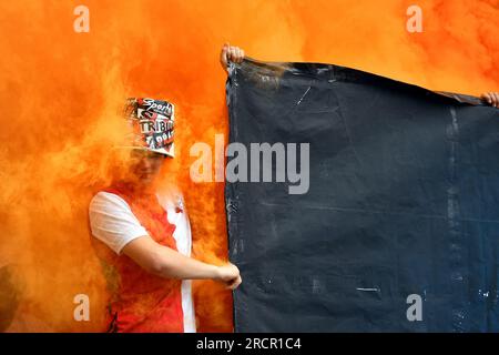 Prag, Tschechische Republik. 16. Juli 2023. Fans von Slavia Praha während des Freundschaftsspiels am 16. Juli 2023 in Prag, als sie das Freundschaftsspiel Dynamo Dresden 1:1 zeichneten. (Kreditbild: © Slavek Ruta/ZUMA Press Wire) NUR REDAKTIONELLE VERWENDUNG! Nicht für den kommerziellen GEBRAUCH! Stockfoto