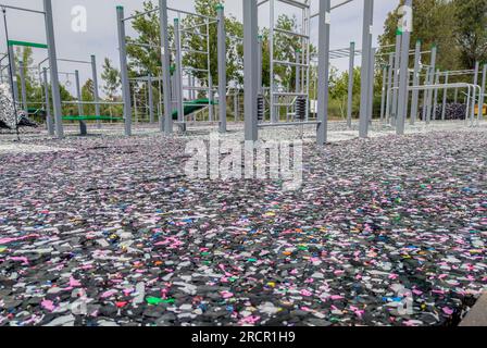 Parkboden aus recyceltem Gummi. Tageslichtaufnahmen im Freien Stockfoto