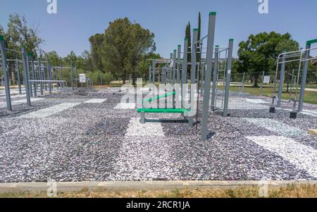 Parkboden aus recyceltem Gummi. Tageslichtaufnahmen im Freien Stockfoto