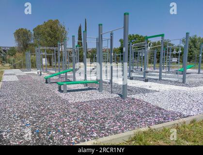 Parkboden aus recyceltem Gummi. Tageslichtaufnahmen im Freien Stockfoto