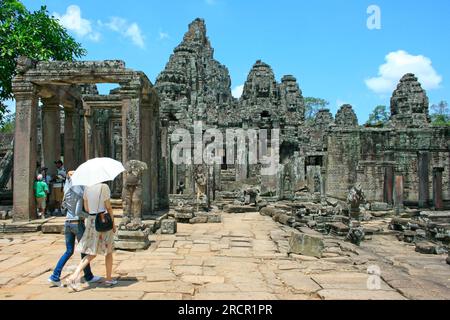 Angkor, Kambodscha - Juli 14 2006: Touristen besuchen Angkor Thom. Es war die letzte und dauerhafteste Hauptstadt des Khmer-Reiches. Stockfoto