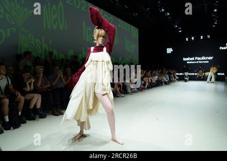 Berlin, Berlin, Deutschland. 11. Juli 2023. Graduiertenshow während der NeoFashion 2023 in Berlin. (Kreditbild: © Beata Siewicz/Pacific Press via ZUMA Press Wire) NUR REDAKTIONELLE VERWENDUNG! Nicht für den kommerziellen GEBRAUCH! Stockfoto