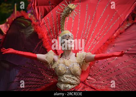 Edinburgh Scotland, Vereinigtes Königreich, 16. Juli 2023. Das Edinburgh Festival Carnival 2023 findet in den Prices Street Gardens im Rahmen des Jazz and Blues Festivals statt und bietet eine multikulturelle Ausstellung mit Kostümen, Tanz und Musik. Live-Nachrichten von sst/alamy Stockfoto