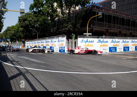 Rom, Italien Juli 16 2023 – Formel E Hankook E-Prix, Race Two, Norman NATO (17) (FRA) Nissan Formula E Team, zweiter Platz am Ende des Rennens, und Sam Bird (10) (GBR) Jaguar TCS Racing Team, dritter Platz am Ende des Rennens, in Aktion auf der Rennstrecke. Foto: Fabio Pagani/Alamy Live News Stockfoto