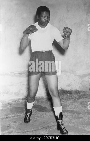 ARCHIVFOTO: Nelson MANDELA wäre am 18. Juli 2023 105 Jahre alt gewesen, Nelson (Rolihlahla Dalibhunga) MANDELA (RSA), Anti-Apartheid-Kämpfer, Freiheitskämpfer, ganze Figur, ganzer Körper in Boxposition, Boxposition, mit Boxhandschuhen, Porträtformat; undatiertes Schwarz-Weiß-Foto, um 1955; ?-Sven Simon-Str. 41 # 45479 M uelheim/R uhr # Tel. 0208/9413250#Fax. 0208/9413260 # Konto 1428150 Commerzbank Essen BLZ 36040039 # www.SvenSimon.net. Stockfoto