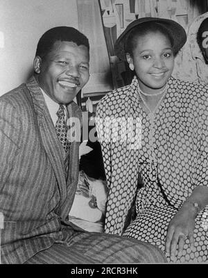 ARCHIVFOTO: Nelson MANDELA wäre am 18. Juli 2023 105 Jahre alt gewesen, Nelson (Rolihlahla Dalibhunga) MANDELA (RSA), Anti-Apartheid-Kämpfer, Freiheitskämpfer, mit Frau Winnie, Porträtformat, beide schauten lächelnd auf die Kamera, Porträtformat; Schwarzweißfoto wurde 1958 aufgenommen, weitere Informationen sind nicht verfügbar;?Sven Simon # Princess-Luise-Str. 41 # 45479 M uelheim/R uhr # Tel. 0208/9413250#Fax. 0208/9413260 # Konto 1428150 Commerzbank Essen BLZ 36040039 # www.SvenSimon.net. Stockfoto