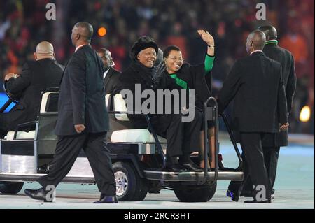 ARCHIVFOTO: Nelson MANDELA wäre am 18. Juli 2023 105 geworden, Nelson MANDELA (RSA) und seine Frau Graca MACHEL (RSA) winkten auf einem Festwagen bei der Abschlussfeier; Finale, Niederlande (NED) - Spanien (ESP) 0:1 NV, am 11. Juli 2010 bei der Johannesburg Fußball-Weltmeisterschaft 2010 in Südafrika ab Juni 11. - 11.07.2010 ?Sven Simon # Princess-Luise-Str. 41 # 45479 M uelheim/R uhr # Tel. 0208/9413250 # Fax. 0208/9413260 # Konto 244 293 433 GLS Bank # Konto 4030 025 100 # BLZ 430 609 67 # E-Mail: svensimon@t-online.de #www.SvenSimon.net. Stockfoto