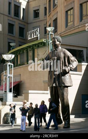 ARCHIVFOTO: Nelson MANDELA wäre am 18. Juli 2023 105 Jahre alt gewesen, Statue, Statue des Anti-Apartheid-Aktivisten und ehemaligen Präsidenten von Südafrika, Nelson Mandela, in Johannesburg; am 06./17. Juli 2007; KEIN VERKAUF IN JAPAN! ?SVEN SIMON#Prinzess-Luise-Straße 41#45479 Mülheim/R uhr #Tel. 0208/9413250#Fax. 0208/9413260# Postgiro Essen No. 244 293 433 (BLZ 360 100 43)# www.SvenSimon.net. Stockfoto