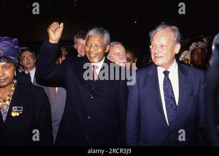 Bonn, Deutschland. 02. Februar 2015. ARCHIVFOTO: Nelson MANDELA wäre am 18. Juli 2023 105 Jahre alt gewesen, Nelson MANDELA (RSA), Withte, südafrikanische Politikerin und Ehefrau Winnie MADIKIZELA-MANDELA (RSA), südafrikanischer Politiker; hier mit Willy BRANDT, SPD, ehemaliger Kanzler, Halblängenporträt, Juni 11, 1990 in Bonn, Deutschland; ? Kredit: dpa/Alamy Live News Stockfoto