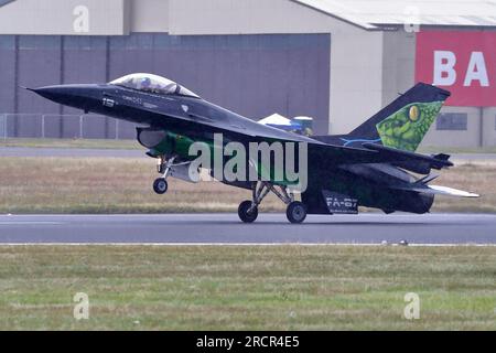 Ein belgischer General Dynamics F-16AM, der Falcon bekämpft, zeigt bei der RIAT Royal International Air Tattoo RIAT 2023 in Fairford, Glouestershire, Großbritannien, einen Schlangenkopf auf dem Schwanz Stockfoto