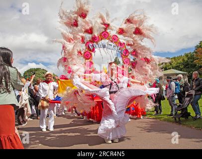 Edinburgh, Schottland, Großbritannien. 16. Juli 2023 Edinburghs Princes Street Gardens wurde in ein Kaleidoskop aus Farbe, Sound, Und Bewegung, während der Karneval durch den Park führte, wo einheimische und internationale Künstler zu einer beeindruckenden Ausstellung von Kostümen, Tanz und Musik zusammenkamen, begaben sich über 800 Künstler in Edinburghs Stadtzentrum mit einer Feier von Musik, Tanz, Kostümen, Puppen, Zirkus und Akrobatik. Stockfoto