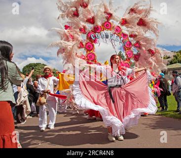 Edinburgh, Schottland, Großbritannien. 16. Juli 2023 Edinburghs Princes Street Gardens wurde in ein Kaleidoskop aus Farbe, Sound, Und Bewegung, während der Karneval durch den Park führte, wo einheimische und internationale Künstler zu einer beeindruckenden Ausstellung von Kostümen, Tanz und Musik zusammenkamen, begaben sich über 800 Künstler in Edinburghs Stadtzentrum mit einer Feier von Musik, Tanz, Kostümen, Puppen, Zirkus und Akrobatik. Stockfoto