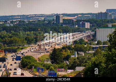 Wiesbaden, Deutschland. 14. Juli 2023. Der Motorverkehr verläuft über die teilweise fertiggestellte Schiersteiner-Brücke in Richtung Mainz. Nach Angaben der Autobahn GmbH wird der Neubau der Schiersteiner-Brücke zwischen Mainz und Wiesbaden am Montag, den 14. August, vollständig für den Verkehr geöffnet. Kredit: Andreas Arnold/dpa/Alamy Live News Stockfoto