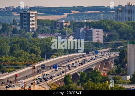 Wiesbaden, Deutschland. 14. Juli 2023. Der Motorverkehr verläuft über die teilweise fertiggestellte Schiersteiner-Brücke in Richtung Mainz. Nach Angaben der Autobahn GmbH wird der Neubau der Schiersteiner-Brücke zwischen Mainz und Wiesbaden am Montag, den 14. August, vollständig für den Verkehr geöffnet. Kredit: Andreas Arnold/dpa/Alamy Live News Stockfoto