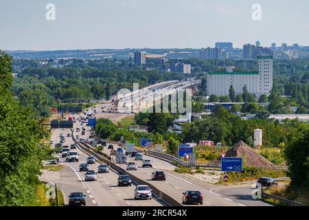 Wiesbaden, Deutschland. 14. Juli 2023. Der Motorverkehr verläuft über die teilweise fertiggestellte Schiersteiner-Brücke in Richtung Mainz. Nach Angaben der Autobahn GmbH wird der Neubau der Schiersteiner-Brücke zwischen Mainz und Wiesbaden am Montag, den 14. August, vollständig für den Verkehr geöffnet. Kredit: Andreas Arnold/dpa/Alamy Live News Stockfoto