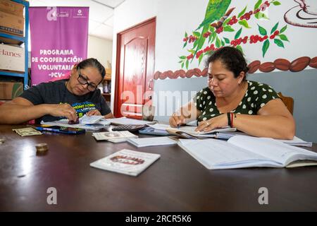 El Espino, La Libertad, El Salvador - Oktober 11 2022: Frauen zählen Geld bei einem Treffen der Community Saving Group Stockfoto