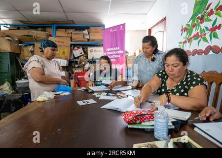 El Espino, La Libertad, El Salvador - Oktober 11 2022: Frauen zählen Geld bei einem Treffen der Community Saving Group Stockfoto