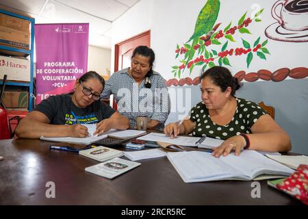 El Espino, La Libertad, El Salvador - Oktober 11 2022: Frauen zählen Geld bei einem Treffen der Community Saving Group Stockfoto