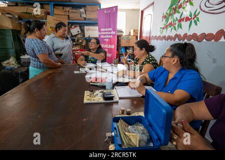 El Espino, La Libertad, El Salvador - Oktober 11 2022: Frauen zählen Geld bei einem Treffen der Community Saving Group Stockfoto