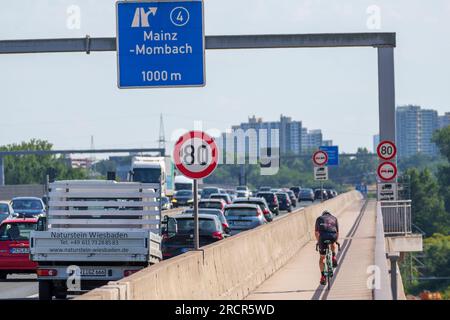 Wiesbaden, Deutschland. 14. Juli 2023. Ein Radfahrer fährt über die teilweise fertiggestellte Schiersteiner-Brücke. Nach Angaben der Autobahn GmbH wird der Neubau der Schiersteiner-Brücke zwischen Mainz und Wiesbaden am Montag, den 14. August, vollständig für den Verkehr geöffnet. Kredit: Andreas Arnold/dpa/Alamy Live News Stockfoto