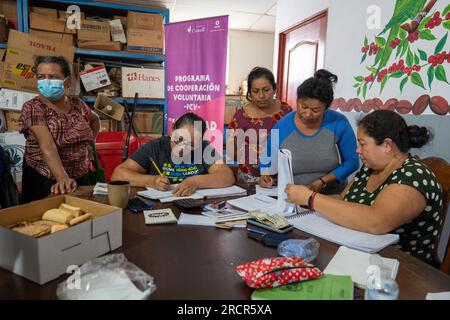 El Espino, La Libertad, El Salvador - Oktober 11 2022: Frauen zählen Geld bei einem Treffen der Community Saving Group Stockfoto