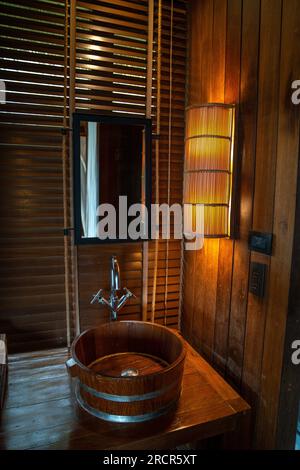 Holzbadezimmer in der Hütte am Haad Tien Beach in Shark Bay, koh Tao, Thailand Stockfoto