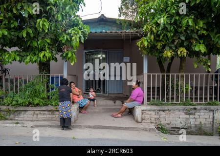 El Espino, La Libertad, El Salvador - Oktober 11 2022: Lateinische Frauen sitzen und plaudern auf der Veranda des Coop Office während einer Gruppensitzung Stockfoto