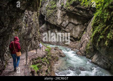 Wandern durch die malerische Partnach-Schlucht in der Nähe von Garmisch-Partenkirchen in den Bayerischen Alpen Stockfoto