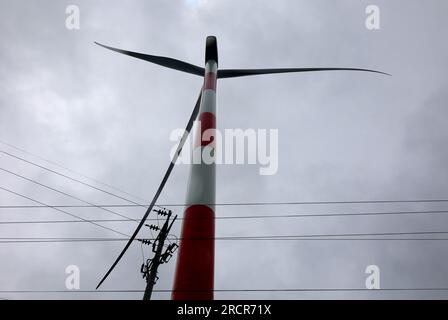 Coxsbazar, Coxsbazar, Bangladesch. 16. Juli 2023. 16. Juli 2023. Coxsbazar, Bangladesch: Im Rahmen der Ausweitung umweltfreundlicher Elektrizität oder sauberer Energie im Land, 30 Megawatt Strom aus dem größten im Bau befindlichen Windkraftwerk des Landes werden in das nationale Netz aufgenommen.das Privatunternehmen US-DK Green Energy (BD) Limited richtet das größte Windkraftprojekt des Landes in Khurushkul in Cox's Bazar ein.insgesamt werden 22 Turbinen installiert, um 60 zu erzeugen MW Strom aus Windkraft, wobei jede Turbine 3 MW Strom erzeugt.US-DK Stockfoto