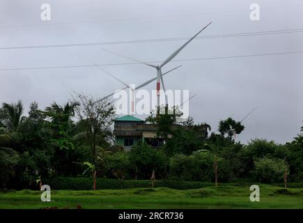 Coxsbazar, Coxsbazar, Bangladesch. 16. Juli 2023. 16. Juli 2023. Coxsbazar, Bangladesch: Im Rahmen der Ausweitung umweltfreundlicher Elektrizität oder sauberer Energie im Land, 30 Megawatt Strom aus dem größten im Bau befindlichen Windkraftwerk des Landes werden in das nationale Netz aufgenommen.das Privatunternehmen US-DK Green Energy (BD) Limited richtet das größte Windkraftprojekt des Landes in Khurushkul in Cox's Bazar ein.insgesamt werden 22 Turbinen installiert, um 60 zu erzeugen MW Strom aus Windkraft, wobei jede Turbine 3 MW Strom erzeugt. Stockfoto