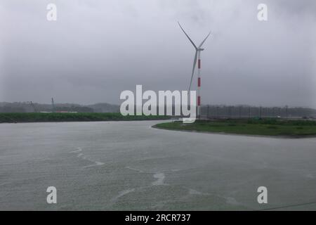 Coxsbazar, Coxsbazar, Bangladesch. 16. Juli 2023. 16. Juli 2023. Coxsbazar, Bangladesch: Im Rahmen der Ausweitung umweltfreundlicher Elektrizität oder sauberer Energie im Land, 30 Megawatt Strom aus dem größten im Bau befindlichen Windkraftwerk des Landes werden in das nationale Netz aufgenommen.das Privatunternehmen US-DK Green Energy (BD) Limited richtet das größte Windkraftprojekt des Landes in Khurushkul in Cox's Bazar ein.insgesamt werden 22 Turbinen installiert, um 60 zu erzeugen MW Strom aus Windkraft, wobei jede Turbine 3 MW Strom aus Elektro erzeugt Stockfoto