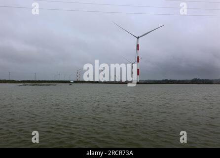 Coxsbazar, Coxsbazar, Bangladesch. 16. Juli 2023. 16. Juli 2023. Coxsbazar, Bangladesch: Im Rahmen der Ausweitung umweltfreundlicher Elektrizität oder sauberer Energie im Land, 30 Megawatt Strom aus dem größten im Bau befindlichen Windkraftwerk des Landes werden in das nationale Netz aufgenommen.das Privatunternehmen US-DK Green Energy (BD) Limited richtet das größte Windkraftprojekt des Landes in Khurushkul in Cox's Bazar ein.insgesamt werden 22 Turbinen installiert, um 60 zu erzeugen MW Strom aus Windkraft, wobei jede Turbine 3 MW e erzeugt Stockfoto