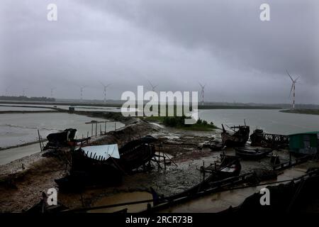 Coxsbazar, Coxsbazar, Bangladesch. 16. Juli 2023. 16. Juli 2023. Coxsbazar, Bangladesch: Im Rahmen der Ausweitung umweltfreundlicher Elektrizität oder sauberer Energie im Land, 30 Megawatt Strom aus dem größten im Bau befindlichen Windkraftwerk des Landes werden in das nationale Netz aufgenommen.das Privatunternehmen US-DK Green Energy (BD) Limited richtet das größte Windkraftprojekt des Landes in Khurushkul in Cox's Bazar ein.insgesamt werden 22 Turbinen installiert, um 60 zu erzeugen MW Strom aus Windkraft, wobei jede Turbine 3 MW Strom erzeugt Stockfoto