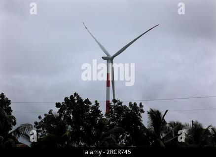 Coxsbazar, Coxsbazar, Bangladesch. 16. Juli 2023. 16. Juli 2023. Coxsbazar, Bangladesch: Im Rahmen der Ausweitung umweltfreundlicher Elektrizität oder sauberer Energie im Land, 30 Megawatt Strom aus dem größten im Bau befindlichen Windkraftwerk des Landes werden in das nationale Netz aufgenommen.das Privatunternehmen US-DK Green Energy (BD) Limited richtet das größte Windkraftprojekt des Landes in Khurushkul in Cox's Bazar ein.insgesamt werden 22 Turbinen installiert, um 60 zu erzeugen MW Strom aus Windkraft, wobei jede Turbine 3 MW Strom erzeugt. Stockfoto