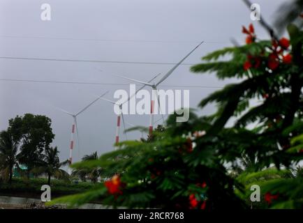 Coxsbazar, Coxsbazar, Bangladesch. 16. Juli 2023. 16. Juli 2023. Coxsbazar, Bangladesch: Im Rahmen der Ausweitung umweltfreundlicher Elektrizität oder sauberer Energie im Land, 30 Megawatt Strom aus dem größten im Bau befindlichen Windkraftwerk des Landes werden in das nationale Netz aufgenommen.das Privatunternehmen US-DK Green Energy (BD) Limited richtet das größte Windkraftprojekt des Landes in Khurushkul in Cox's Bazar ein.insgesamt werden 22 Turbinen installiert, um 60 zu erzeugen MW Strom aus Windkraft, wobei jede Turbine 3 MW Strom erzeugt. Stockfoto