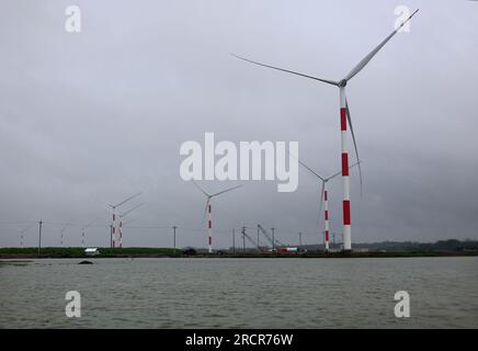 Coxsbazar, Coxsbazar, Bangladesch. 16. Juli 2023. 16. Juli 2023. Coxsbazar, Bangladesch: Im Rahmen der Ausweitung umweltfreundlicher Elektrizität oder sauberer Energie im Land, 30 Megawatt Strom aus dem größten im Bau befindlichen Windkraftwerk des Landes werden in das nationale Netz aufgenommen.das Privatunternehmen US-DK Green Energy (BD) Limited richtet das größte Windkraftprojekt des Landes in Khurushkul in Cox's Bazar ein.insgesamt werden 22 Turbinen installiert, um 60 zu erzeugen MW Windkraft, wobei jede Turbine 3 MW erzeugt Stockfoto