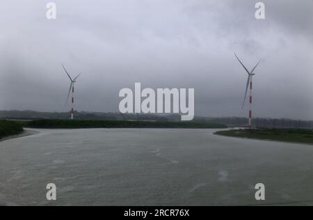 Coxsbazar, Coxsbazar, Bangladesch. 16. Juli 2023. 16. Juli 2023. Coxsbazar, Bangladesch: Im Rahmen der Ausweitung umweltfreundlicher Elektrizität oder sauberer Energie im Land, 30 Megawatt Strom aus dem größten im Bau befindlichen Windkraftwerk des Landes werden in das nationale Netz aufgenommen.das Privatunternehmen US-DK Green Energy (BD) Limited richtet das größte Windkraftprojekt des Landes in Khurushkul in Cox's Bazar ein.insgesamt werden 22 Turbinen installiert, um 60 zu erzeugen MW Windkraft, wobei jede Turbine 3 MW Elle erzeugt Stockfoto