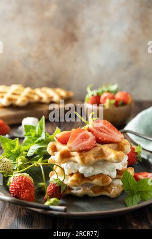 Belgische Waffeln mit frischen Berrie-Erdbeeren und Ricotta-Käse zum Frühstück auf einem rustikalen Tisch. Speicherplatz kopieren. Stockfoto